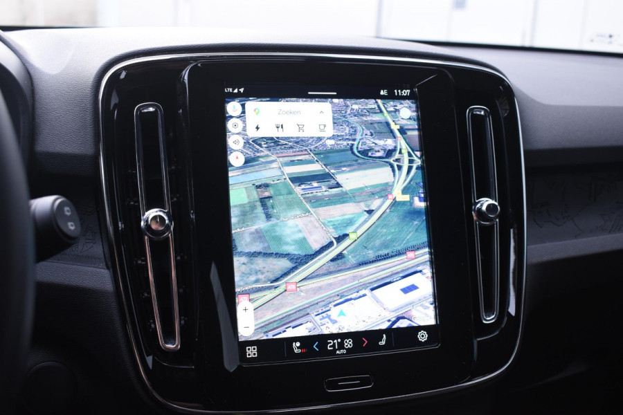 Volvo EX40 252PK Single Motor Extended Range Plus 82 kWh Navigatie / Camera / Adaptive Cruise control / Stuur & Stoelverwarming / Trekhaak / Elektr. achterklep / 19" LM Velgen