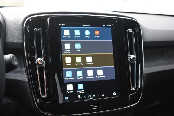 Volvo EX40 252PK Single Motor Extended Range Plus 82 kWh Navigatie / Camera / Adaptive Cruise control / Stuur & Stoelverwarming / Trekhaak / Elektr. achterklep / 19" LM Velgen