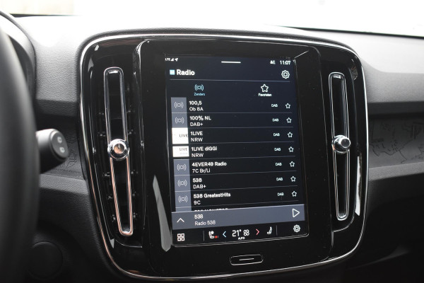 Volvo EX40 252PK Single Motor Extended Range Plus 82 kWh Navigatie / Camera / Adaptive Cruise control / Stuur & Stoelverwarming / Trekhaak / Elektr. achterklep / 19" LM Velgen