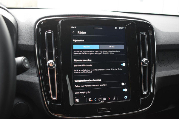 Volvo EX40 252PK Single Motor Extended Range Plus 82 kWh Navigatie / Camera / Adaptive Cruise control / Stuur & Stoelverwarming / Trekhaak / Elektr. achterklep / 19" LM Velgen