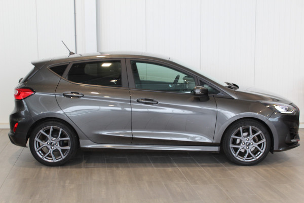 Ford Fiesta 1.0-125pk EcoBoost Mild-Hybrid ST-Line. Luxe, sportieve en goed onderhouden Fiesta ! Autm. airco, Cruise control, Lane assist, 17" Lmv, Parkeersensoren Achter, Metallic lak, Navigatie by Apple/Android, LED verlichting etc.