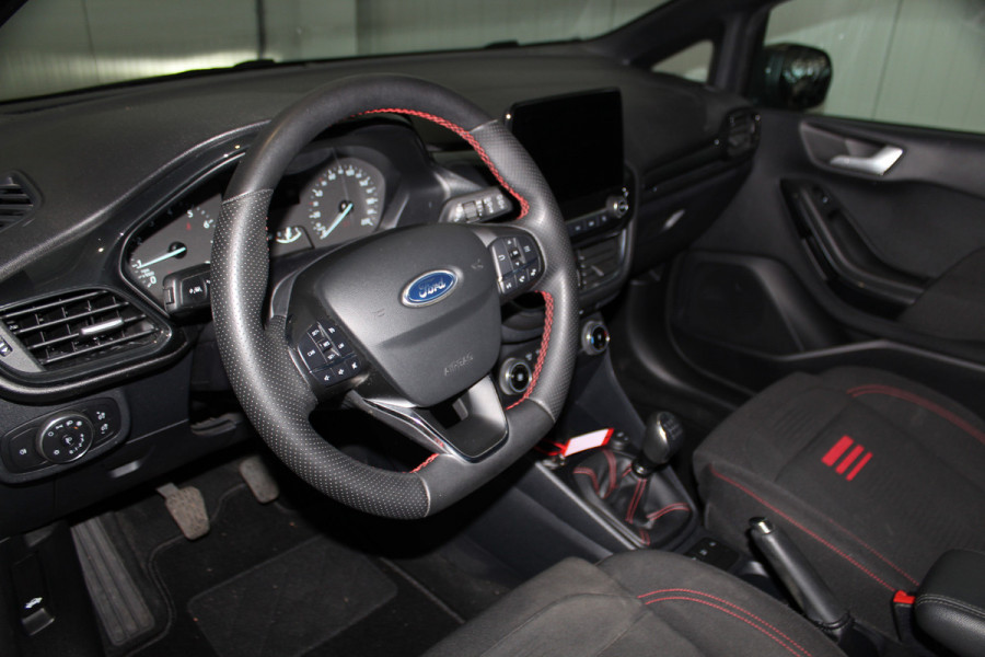 Ford Fiesta 1.0-125pk EcoBoost Mild-Hybrid ST-Line. Luxe, sportieve en goed onderhouden Fiesta ! Autm. airco, Cruise control, Lane assist, 17" Lmv, Parkeersensoren Achter, Metallic lak, Navigatie by Apple/Android, LED verlichting etc.