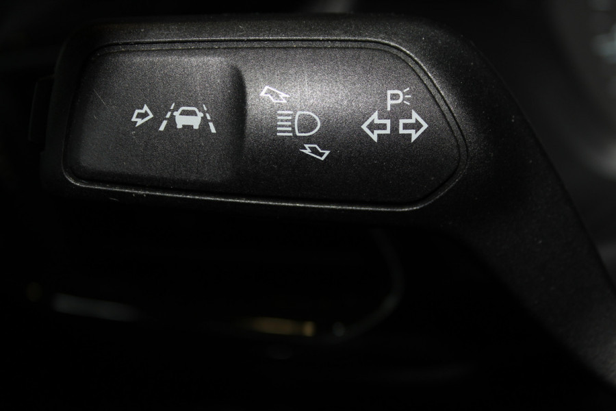 Ford Fiesta 1.0-125pk EcoBoost Mild-Hybrid ST-Line. Luxe, sportieve en goed onderhouden Fiesta ! Autm. airco, Cruise control, Lane assist, 17" Lmv, Parkeersensoren Achter, Metallic lak, Navigatie by Apple/Android, LED verlichting etc.