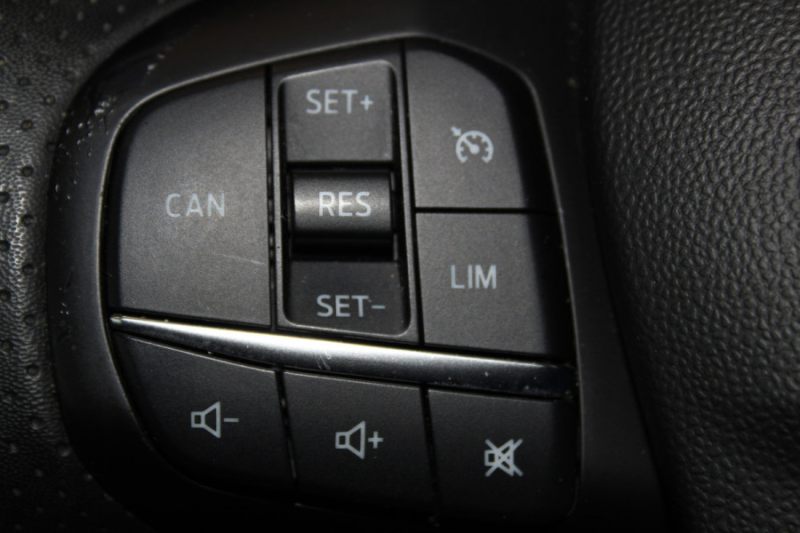 Ford Fiesta 1.0-125pk EcoBoost Mild-Hybrid ST-Line. Luxe, sportieve en goed onderhouden Fiesta ! Autm. airco, Cruise control, Lane assist, 17" Lmv, Parkeersensoren Achter, Metallic lak, Navigatie by Apple/Android, LED verlichting etc.