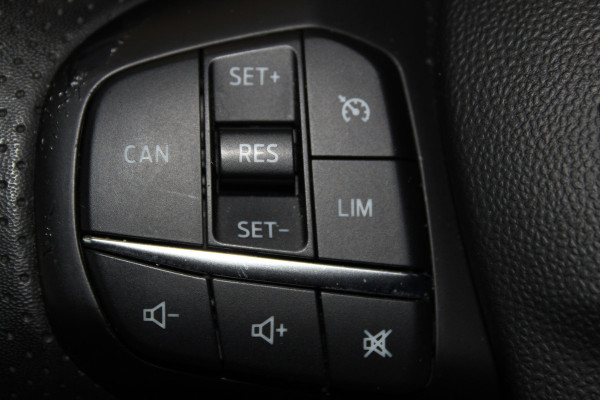 Ford Fiesta 1.0-125pk EcoBoost Mild-Hybrid ST-Line. Luxe, sportieve en goed onderhouden Fiesta ! Autm. airco, Cruise control, Lane assist, 17" Lmv, Parkeersensoren Achter, Metallic lak, Navigatie by Apple/Android, LED verlichting etc.