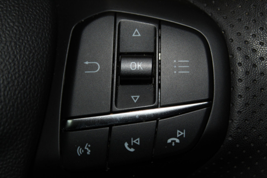 Ford Fiesta 1.0-125pk EcoBoost Mild-Hybrid ST-Line. Luxe, sportieve en goed onderhouden Fiesta ! Autm. airco, Cruise control, Lane assist, 17" Lmv, Parkeersensoren Achter, Metallic lak, Navigatie by Apple/Android, LED verlichting etc.