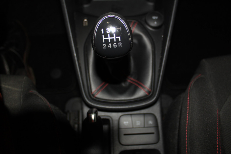 Ford Fiesta 1.0-125pk EcoBoost Mild-Hybrid ST-Line. Luxe, sportieve en goed onderhouden Fiesta ! Autm. airco, Cruise control, Lane assist, 17" Lmv, Parkeersensoren Achter, Metallic lak, Navigatie by Apple/Android, LED verlichting etc.