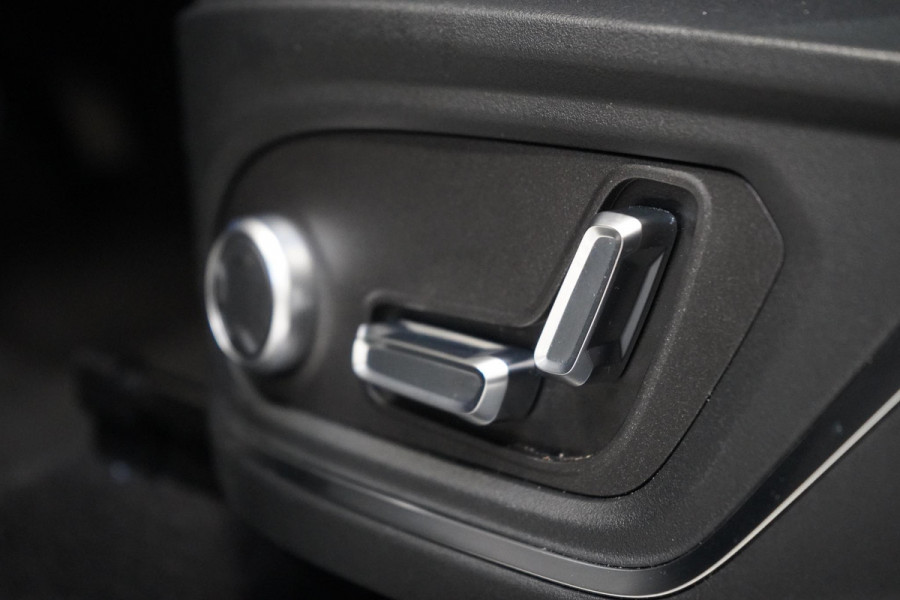 Lynk & Co 01 1.5 | Zwart optiek | Panoramadak | Navigatie | Memory | Apple CarPlay