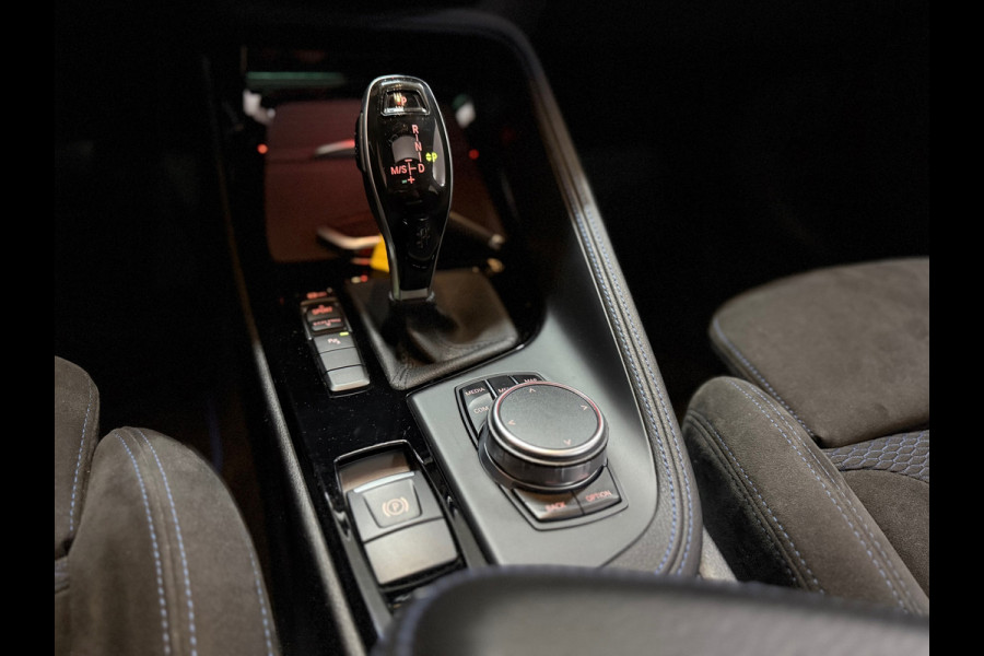 BMW X2 SDrive18i High Executive | M-Pakket | Pano | HUD | 19' inch | Alcantara | Navigatie | LED