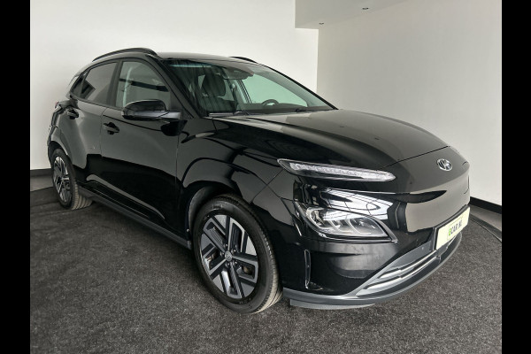 Hyundai Kona Comfort Smart 64.8 kWh | Warmtepomp | Head-up display | Trekhaak | Voorzetels en stuur verwarmbaar | Soh (batterijcheck) 95,2 %