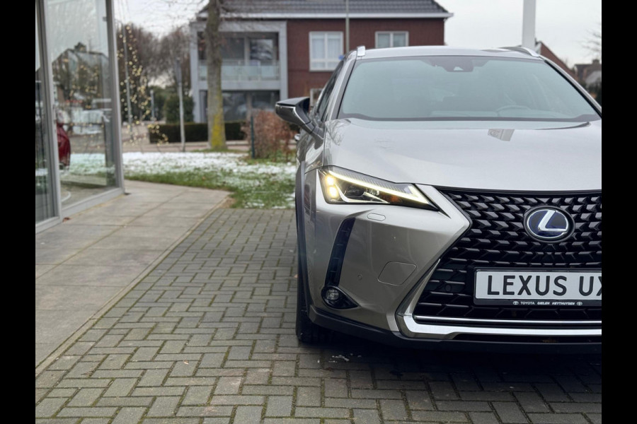 Lexus UX 250h Preference Line | Dodehoekherkenning, 18 inch, Stoel + Stuurverwarming, Parkeersensoren, Apple CarPlay/Android Auto