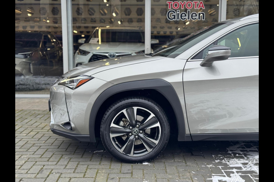 Lexus UX 250h Preference Line | Dodehoekherkenning, 18 inch, Stoel + Stuurverwarming, Parkeersensoren, Apple CarPlay/Android Auto