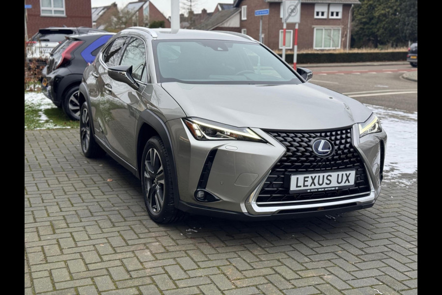 Lexus UX 250h Preference Line | Dodehoekherkenning, 18 inch, Stoel + Stuurverwarming, Parkeersensoren, Apple CarPlay/Android Auto