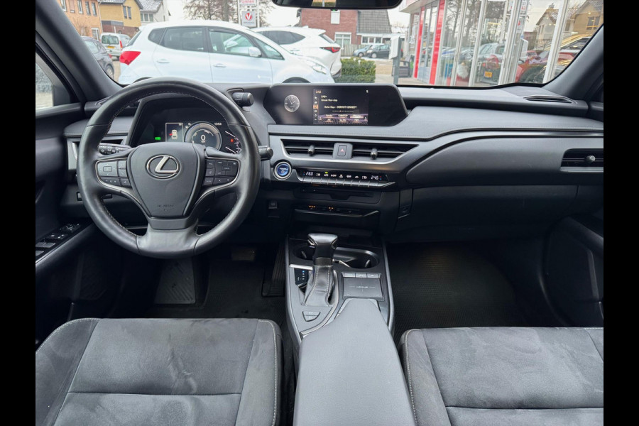 Lexus UX 250h Preference Line | Dodehoekherkenning, 18 inch, Stoel + Stuurverwarming, Parkeersensoren, Apple CarPlay/Android Auto