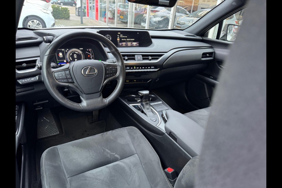 Lexus UX 250h Preference Line | Dodehoekherkenning, 18 inch, Stoel + Stuurverwarming, Parkeersensoren, Apple CarPlay/Android Auto