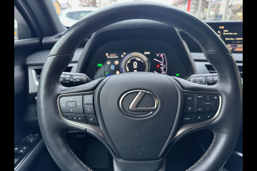 Lexus UX 250h Preference Line | Dodehoekherkenning, 18 inch, Stoel + Stuurverwarming, Parkeersensoren, Apple CarPlay/Android Auto