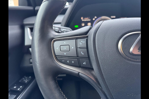 Lexus UX 250h Preference Line | Dodehoekherkenning, 18 inch, Stoel + Stuurverwarming, Parkeersensoren, Apple CarPlay/Android Auto