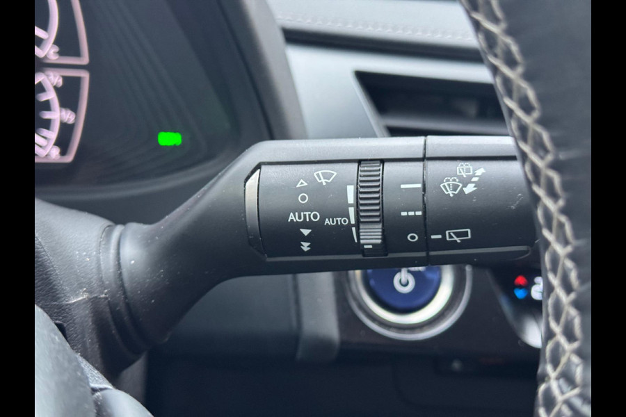 Lexus UX 250h Preference Line | Dodehoekherkenning, 18 inch, Stoel + Stuurverwarming, Parkeersensoren, Apple CarPlay/Android Auto