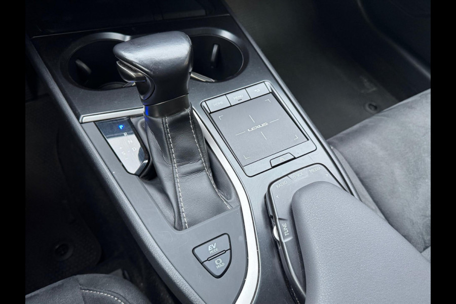 Lexus UX 250h Preference Line | Dodehoekherkenning, 18 inch, Stoel + Stuurverwarming, Parkeersensoren, Apple CarPlay/Android Auto