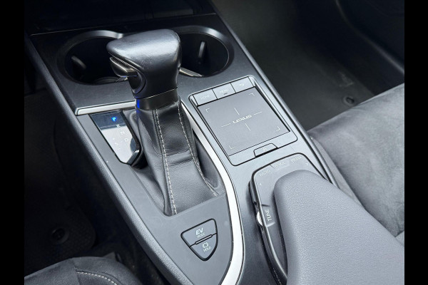 Lexus UX 250h Preference Line | Dodehoekherkenning, 18 inch, Stoel + Stuurverwarming, Parkeersensoren, Apple CarPlay/Android Auto