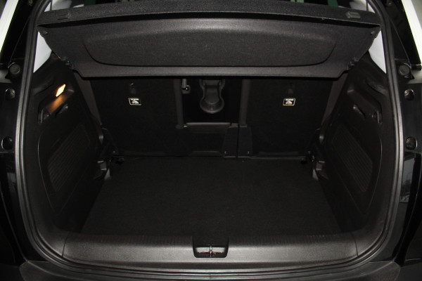 Opel Crossland X 1.2-131pk Turbo Innovation. Two tone. Erg nette en luxe hoogzitter voor nog jaren rijplezier ! Autm. airco, parkeersensoren v+a, camera, LM wielen, ergonomische voorstoelen, cruise control, side assist, navigatie, telefoonvoorb. etc.