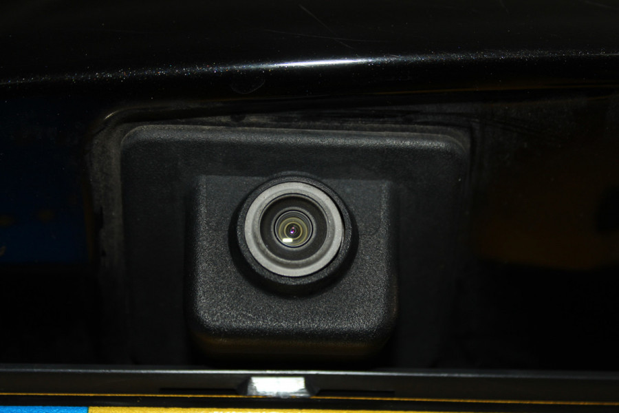 Opel Crossland X 1.2-131pk Turbo Innovation. Two tone. Erg nette en luxe hoogzitter voor nog jaren rijplezier ! Autm. airco, parkeersensoren v+a, camera, LM wielen, ergonomische voorstoelen, cruise control, side assist, navigatie, telefoonvoorb. etc.