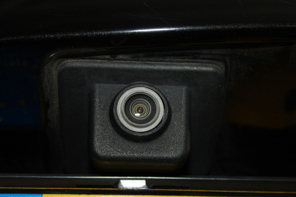 Opel Crossland X 1.2-131pk Turbo Innovation. Two tone. Erg nette en luxe hoogzitter voor nog jaren rijplezier ! Autm. airco, parkeersensoren v+a, camera, LM wielen, ergonomische voorstoelen, cruise control, side assist, navigatie, telefoonvoorb. etc.