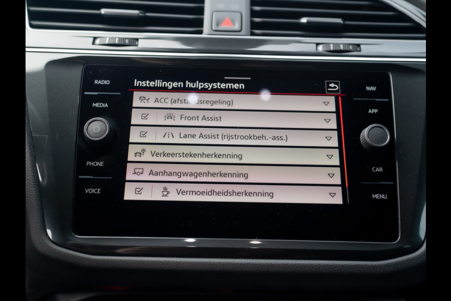 Volkswagen Tiguan 1.5 TSI R-Line Business+ | Harman/Kardon | 20'' | Trekhaak wegkl. | Elk. A-klep | IQ Light | Prijs Rijklaar!!