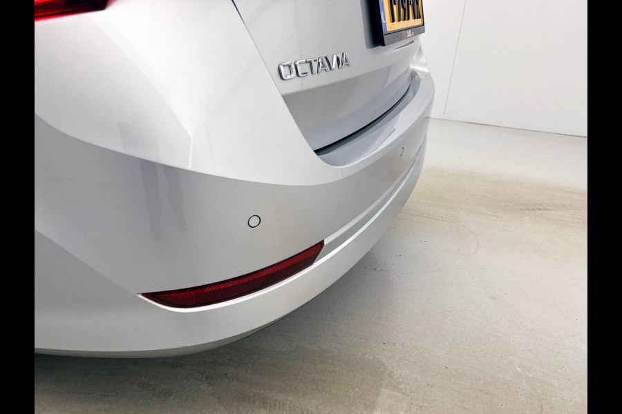 Škoda Octavia Combi 1.5 e-TSI DSG Style | Navigatie | Climate Control | Parkeer Sensoren | Camera | DAB | Cruise control | Lichtmetalen Velgen | Keyless