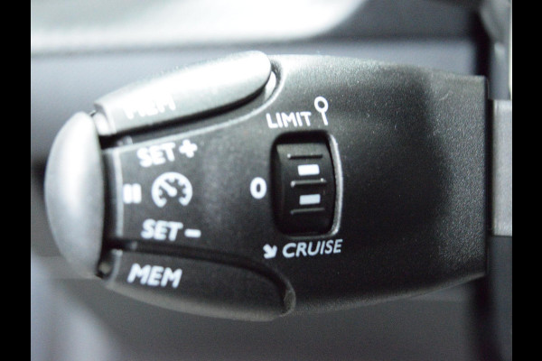 Peugeot 208 1.2 Hybrid 110 e-DCS6 Allure ACHTERUITRIJCAMERA MET SENSOREN | NAVIGATIE | CARPLAY | E.C.C. |