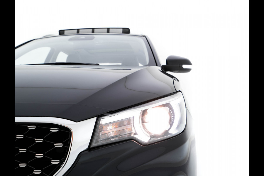 MG ZS EV Luxury 45 kWh (INCL-BTW) Aut. *PANO | LEATHER | CCS-FASTLOADER | KEYLESS | NAVI-FULLMAP | ADAPTIVE-CRUISE | CAMERA | HEATED-SPORTSEATS | CARPLAY | BLINDSPOT | DAB | LANE-ASSIST | 17''ALU*