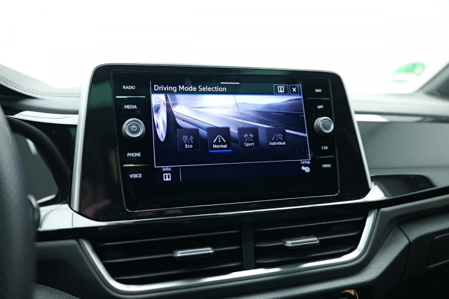 Volkswagen T-Roc 1.5 TSI R-Line Pano|Camera|Carplay|