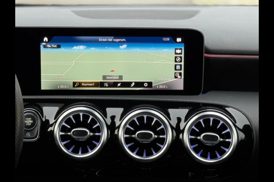 Mercedes-Benz A-Klasse 200 Business Solution 163 pk AMG styling, nieuw model, camera, sfeerverlichting, panoramadak, parelmoer wit