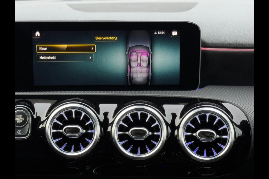 Mercedes-Benz A-Klasse 200 Business Solution 163 pk AMG styling, nieuw model, camera, sfeerverlichting, panoramadak, parelmoer wit