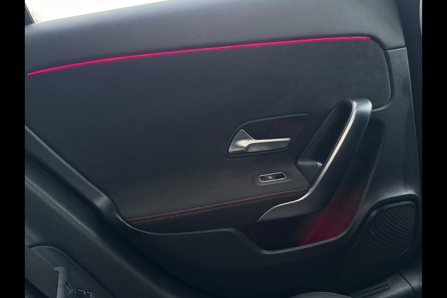 Mercedes-Benz A-Klasse 200 Business Solution 163 pk AMG styling, nieuw model, camera, sfeerverlichting, panoramadak, parelmoer wit