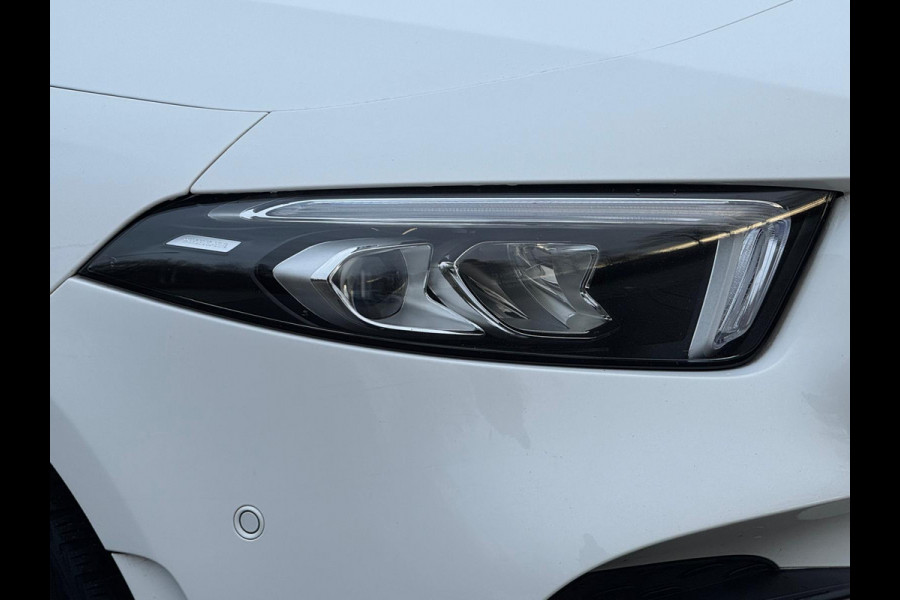 Mercedes-Benz A-Klasse 200 Business Solution 163 pk AMG styling, nieuw model, camera, sfeerverlichting, panoramadak, parelmoer wit