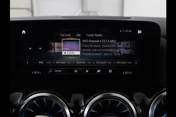 Mercedes-Benz B-Klasse 180 Business Solution Luxury | Panoramadak | Leder | Stoelverwarming | Trekhaak | Memory | Keyless | Sfeerverlichting | Matrix LED | Navigatie | Widescreen