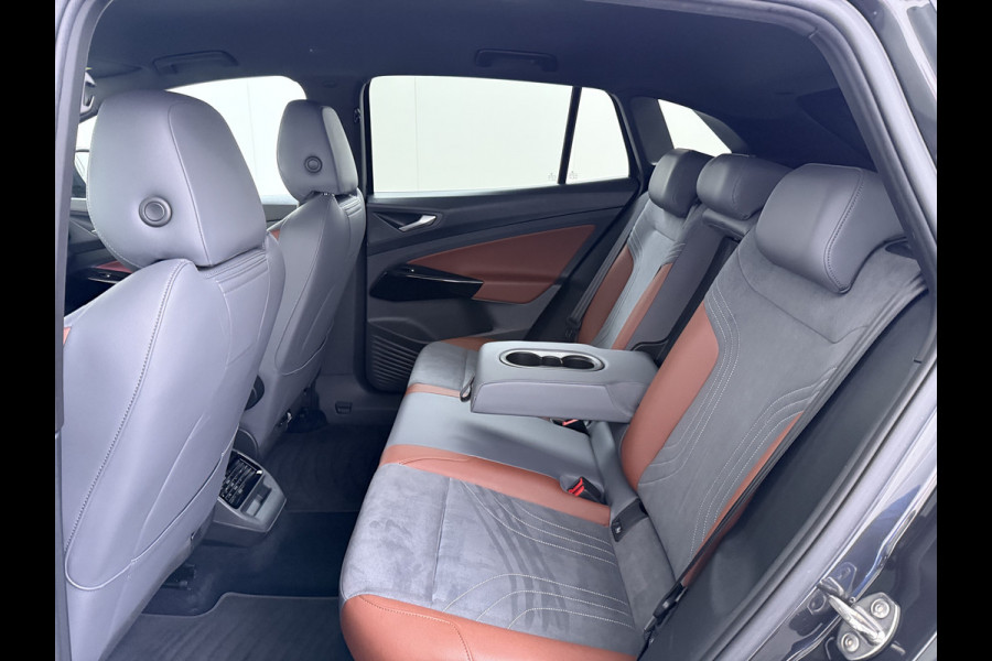 Volkswagen ID.4 204pk 1st 77kWh Trekhaak Leer/Alcantara Adap.Cruise Camera Warmtepomp Apple Carplay Android Navi Ecc Pdc-a+v Lmv 20" Stoelverwarming Led Bordherkenning Voor-Klimatisering Semi-Autopilot  Elektrisch-Wegklapbare Trekhaak App-Connect  E-sound Front-Assist Origineel Nederlandse Auto SOH 86%