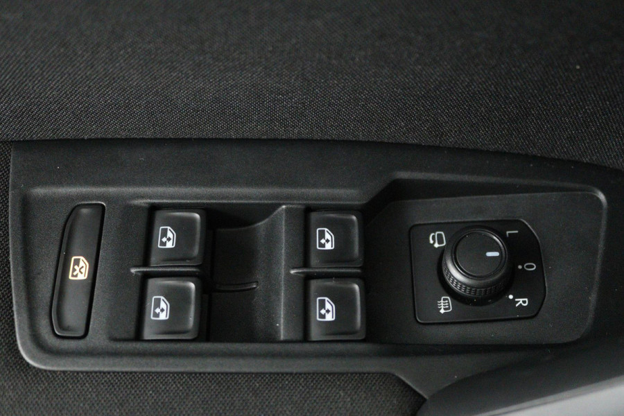 Volkswagen Tiguan 1.5 TSI Comfortline (CAMERA, DIGITALE COCKPIT, NAVIGATIE CARPLAY, CRUISE ADAPTIEF, PARKEERSENSOREN)