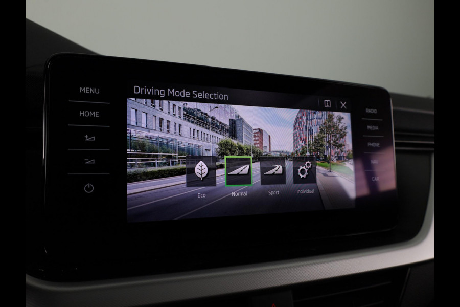 Škoda Kamiq 1.5 TSI ACT Sport Business 150pk Automaat | Panoramadak | Navigatie | Full led koplampen | Stoelverwarming | 18 inch lichtmetalen velgen