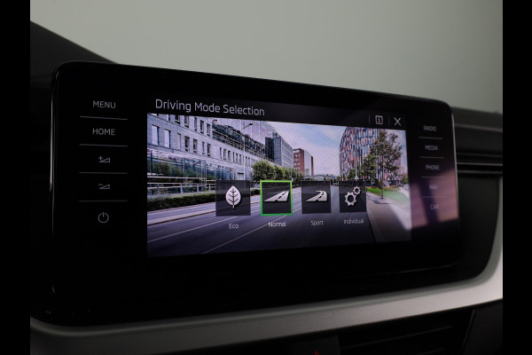 Škoda Kamiq 1.5 TSI ACT Sport Business 150pk Automaat | Panoramadak | Navigatie | Full led koplampen | Stoelverwarming | 18 inch lichtmetalen velgen