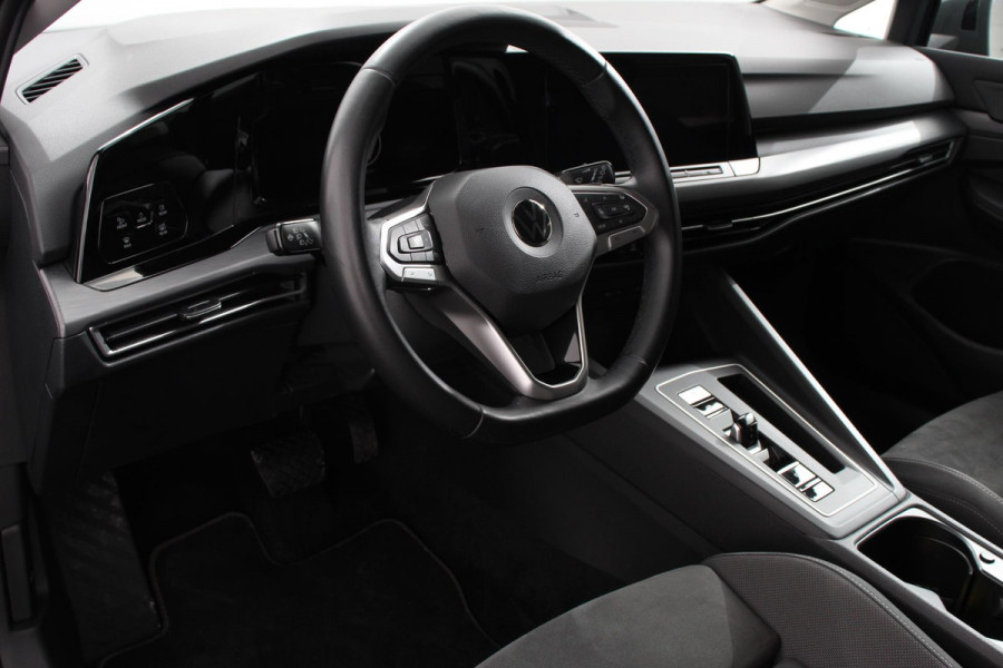 Volkswagen Golf 1.0 eTSI Variant Style DSG Navigatie | Climate Control | Adaptive Cruise Control | Lane Assist | Privacy Glass | Stoel/Stuurverwarming | LED | PDC V+A | Camera | Electrisch bedienbare Achterklep