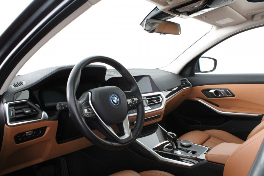 BMW 3 Serie 330e High Executive 292pk/Cognac Leer/Memory/Schuifdak/Luxury Line/ kleur MINERALGRAU/Achteruitrijcamera