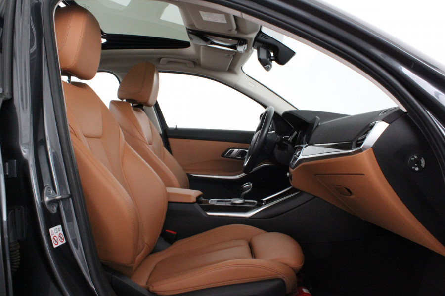 BMW 3 Serie 330e High Executive 292pk/Cognac Leer/Memory/Schuifdak/Luxury Line/ kleur MINERALGRAU/Achteruitrijcamera