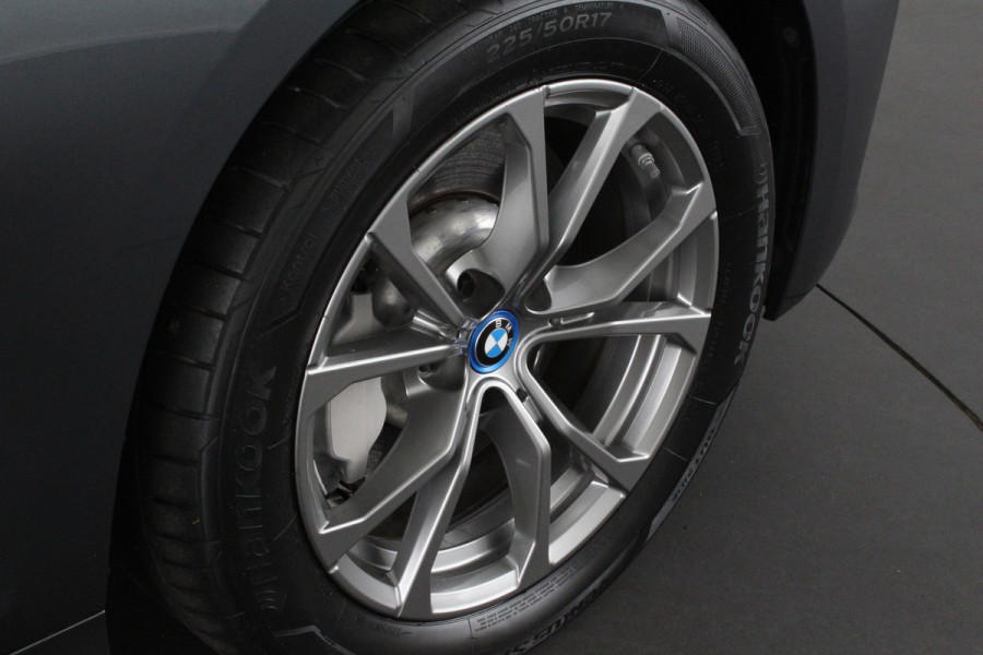 BMW 3 Serie 330e High Executive 292pk/Cognac Leer/Memory/Schuifdak/Luxury Line/ kleur MINERALGRAU/Achteruitrijcamera