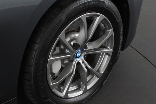 BMW 3 Serie 330e High Executive 292pk/Cognac Leer/Memory/Schuifdak/Luxury Line/ kleur MINERALGRAU/Achteruitrijcamera