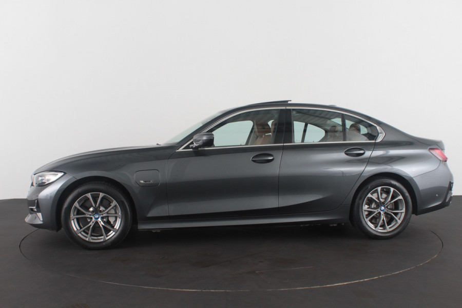 BMW 3 Serie 330e High Executive 292pk/Cognac Leer/Memory/Schuifdak/Luxury Line/ kleur MINERALGRAU/Achteruitrijcamera