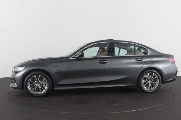 BMW 3 Serie 330e High Executive 292pk/Cognac Leer/Memory/Schuifdak/Luxury Line/ kleur MINERALGRAU/Achteruitrijcamera