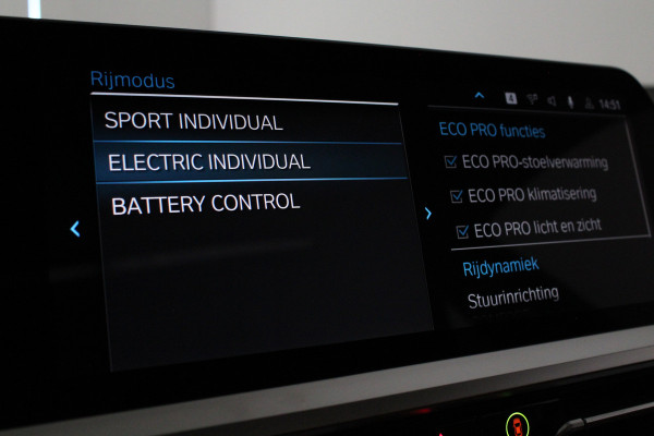 BMW 3 Serie 330e High Executive 292pk/Cognac Leer/Memory/Schuifdak/Luxury Line/ kleur MINERALGRAU/Achteruitrijcamera