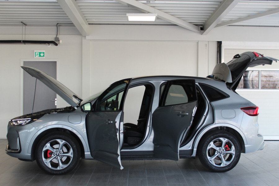 Ford Kuga 2.5-243pk PHEV ST-Line X. Van €. 54.937,- voor €. 43.735,- Trekgewicht van 2.100kg ! Elektr. panodak., elektr. trekhaak, stoel-, stuur- en voorraamverw., 360gr. Camera, HUD, AppleCarplay/Androidauto, Elektr. verstelb. comfortstoelen, LED verl.